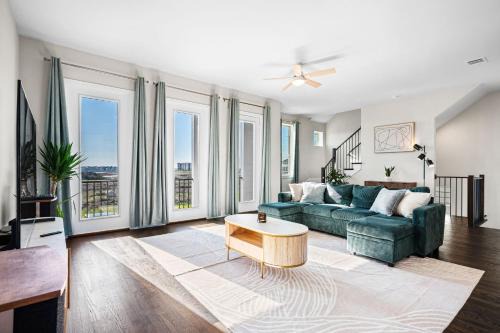 Stylish 4BR Lake House