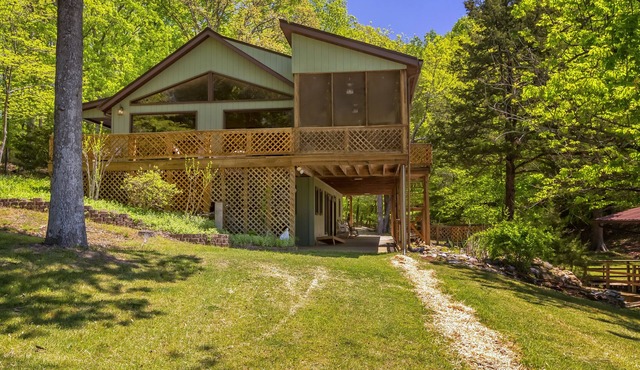 Stylish 4BR Lakefront Cabin w/Hot Tub
