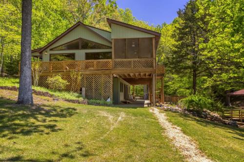 Stylish 4BR Lakefront Cabin w Hot Tub