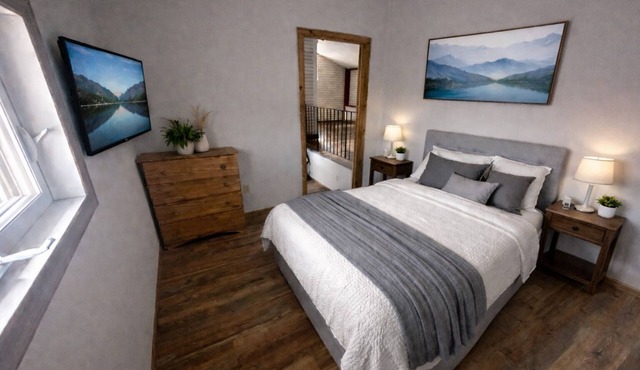 Stylish 4BR Loft Sleeps 8 Prime Location