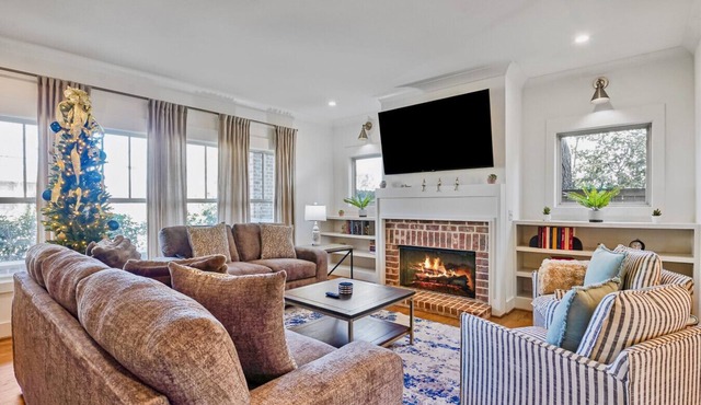 Stylish 4BR near Avondale Restaurants | Sleeps 10