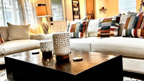 Stylish 4BR Retreat in Cypress - King Bed -Fireplace -Outdoor Patio - TVs in 4 Rooms
