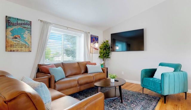 Stylish 4BR Retreat - Hot Tub, Game Room & Modern Comforts