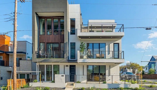 Stylish 5-BD 5A home with Rooftop & Grill - 5-mins drive to Downdown Dallas!