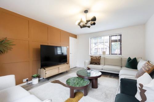 Stylish 5-Bed Detached Home Close to Cheltenham