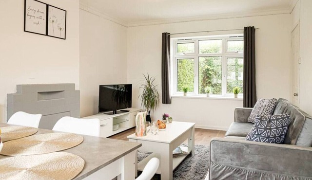 Stylish 5-Bed Home | Modern & Cozy Feel