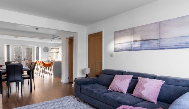 Stylish 5-Bed Home with Driveway and Garden