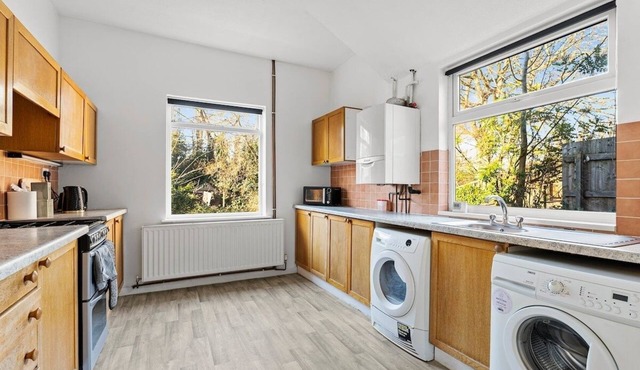 Stylish 5 bed in Central Loughborough - Games Room