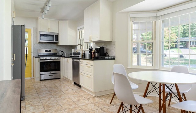 Stylish 5 Bed Silver Spring Haven- Vibrant & Sleek