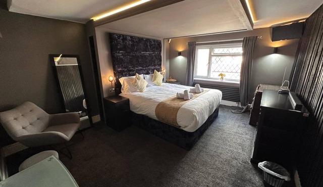 Stylish 5-bedroom home in Manchester M22 with a relaxing jacuzzi bath, free on-site parking, dedicated workspace, and great transport links. Ideal for groups, long-term stays, and business travellers.