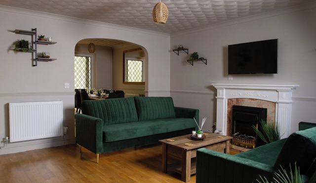 Stylish 5 Bedroom Swindon home, with Private Drive