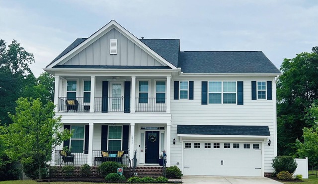 Stylish 5 BR Oasis With Pool Close To Downtown Fun