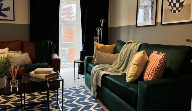 Stylish 5 -Bedroom House in Basingstoke w/Parking