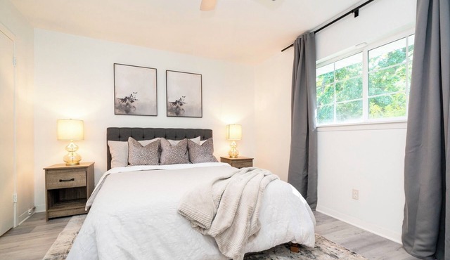 Stylish 5-Star Longview Stay: 3BR, Game Room & Smart TVs for 6–7 Guests