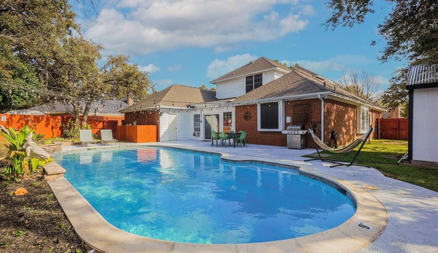 Stylish 5-Bedroom Home w Pool & Modern Amenities