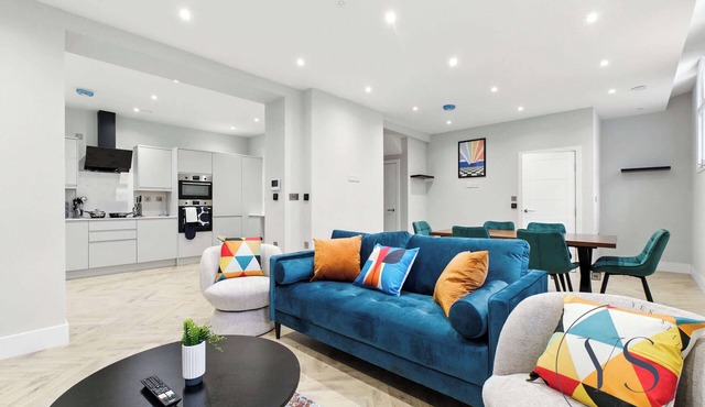 Stylish 5BR Apartment – Wi-Fi + Games Arcade