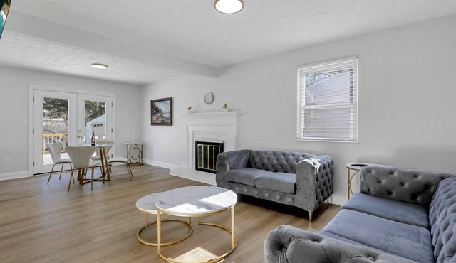 Stylish 5BR Designer Home w/Deck & Hot Tub