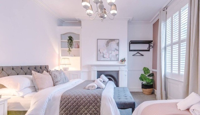 Stylish 5BR House – Chester Centre | Sleeps 11