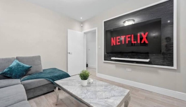 Stylish 5BR with free parking and WiFi