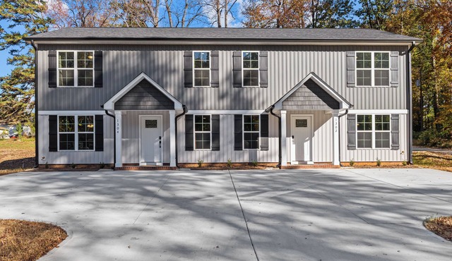 Stylish 6 bd/4.2bth Duplex, Charming Location Near the Action!