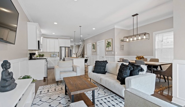 Stylish 6 Bedroom Home in Trendy Logan Square!
