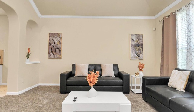 Stylish 6-bedroom house in serene Fresno with Pool access and lake walking trail