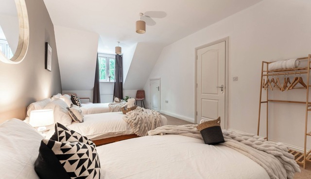 Stylish 6-BR Getaway in Quiet Mildenhall Area!