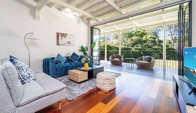 Stylish 6BR Strathfield House – Tennis & Fun Games