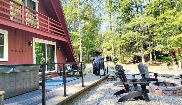 Stylish A-frame w/Hot tub, Firepit, Arcade Games, EV Charger, Fireplace