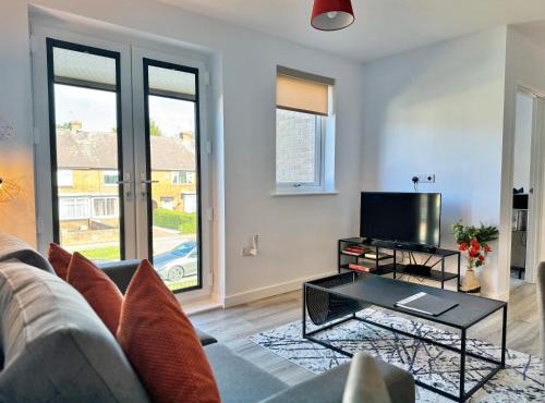 Stylish Abode in York-Parking