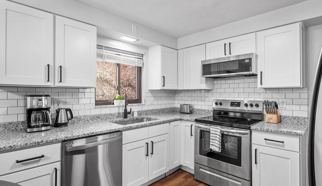 Stylish & Accessible 6Bd Home in Wexford/Pittsburg