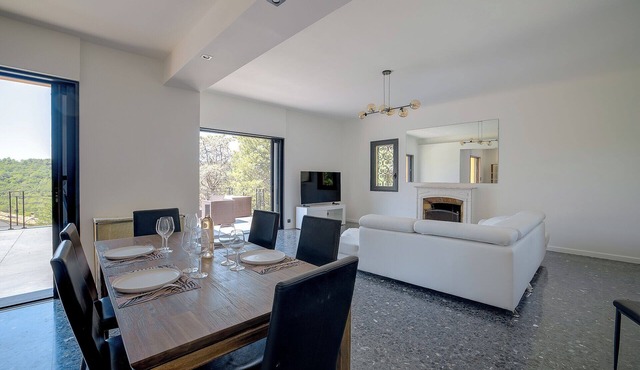 Stylish air-conditioned villa in a privileged area of Biot just minutes from sea