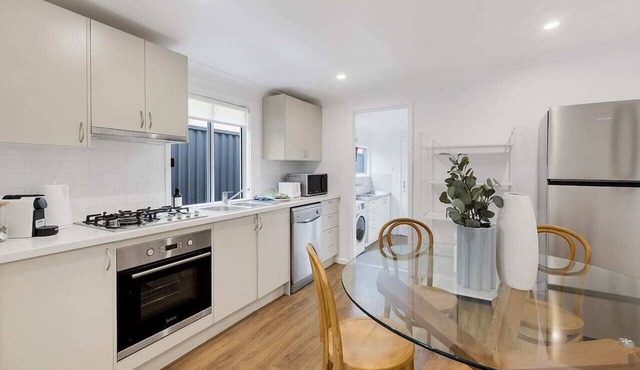 Stylish Alexandria Terrace – Walk to dining and shops