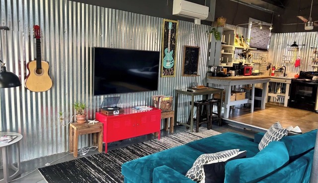Stylish Algiers Point studio with king bed. Steps to ferry, minutes to French Quarter.