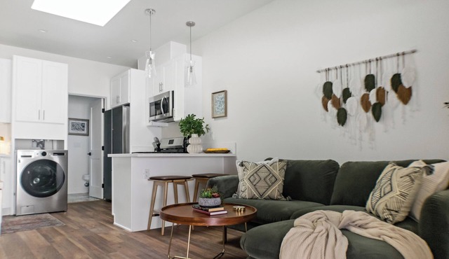 Stylish All-New Apartment Near Beach, Downtown Fast WiFi & Pet Friendly