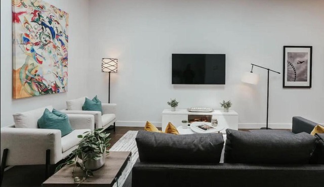 Stylish and bright 2bdr near St-Hubert Plaza