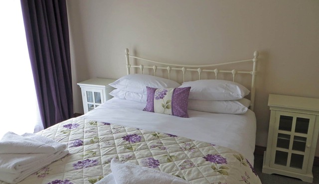 Stylish and chic lodge, perfect for romantic getaways.