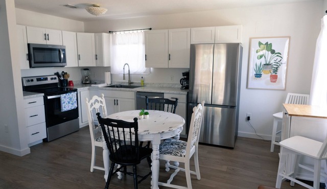 Stylish and Comfortable, free wine and close to downtown!