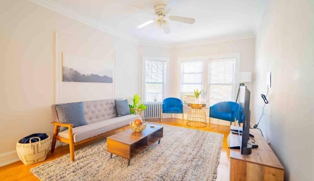 Stylish and Comfy Retreat 10 Minutes from Wrigley
