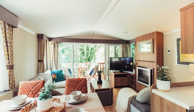 Stylish and compact lodge with one double with en suite W.