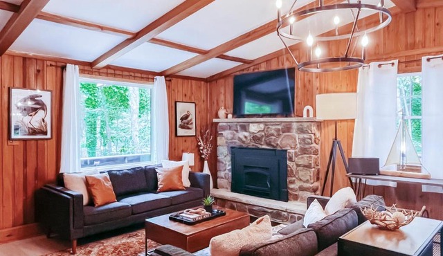 Stylish and Cozy Cabin, Walking Distance to Big Bass Lake