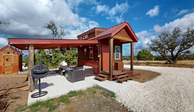 Stylish and cozy cabin with firepit, kitchen, AC and free wifi