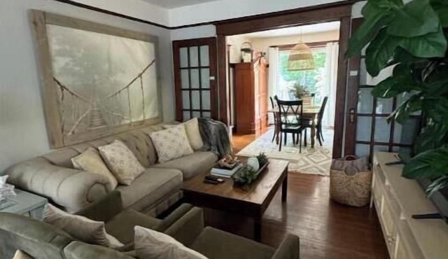 Stylish and cozy century craftsman near escarpment. Minutes to shops & dining!