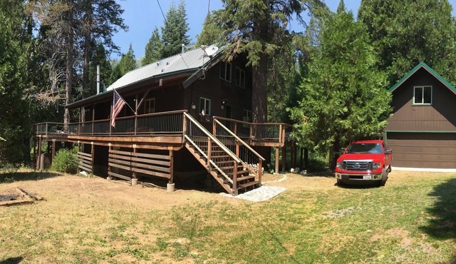 Stylish and Modern Cabin on the River's Edge, Minutes to Skiing and Adventure!!