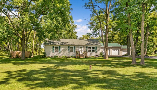 Stylish and Refreshed Home with Hot Tub in the Heart of Tburg
