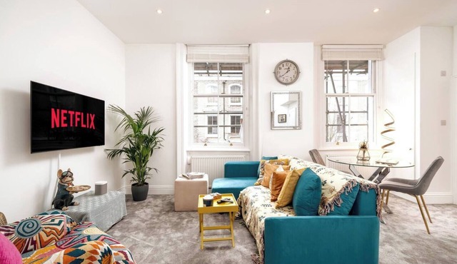 Stylish and spacious 5-bedroom, 3-bathroom home in Earl’s Court/Chelsea, just an 8-minute walk to the tube. Surrounded by cafés, shops, and attractions, with excellent transport links — ideal for families or groups exploring Central London.