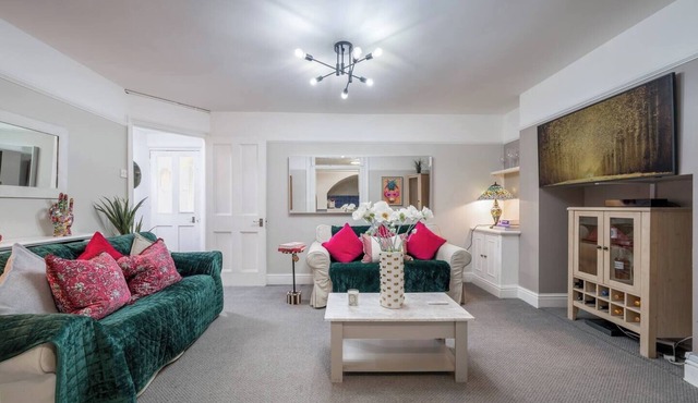 Stylish and spacious 2BR Apt in the heart of Chelsea with a rare private courtyard, bright living areas, and great transport links. Just a short walk to King’s Road, Earl’s Court, and South Kensington. Ideal for families, couples, or professionals.