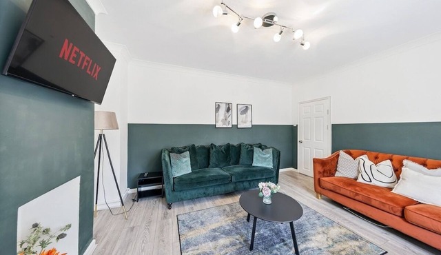 Stylish and Spacious 3 BR Apartment + Cozy Garden