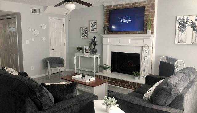 Stylish and Spacious Townhouse overlooking Andrews Lake