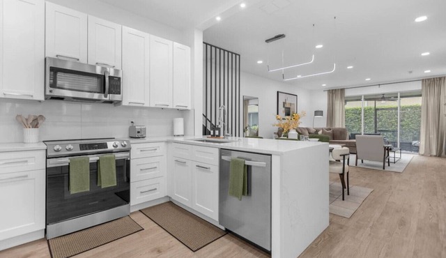 Stylish and Spacious Winter Park Retreat Close to Dining, Shopping and Rollins College